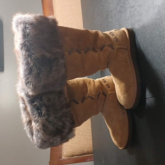 UGG winter close out. Tall fur lined boots in excellent condition. Worn once. - Picture 1 of 5
